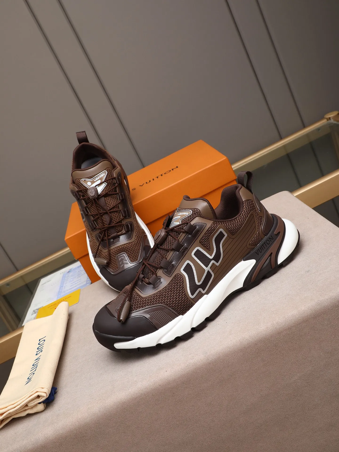 Men's Men's Shoes 💰640 LV Louis Vuitton L Jialu Brand Runner Tatic Series Thick-soled Casual Sports Shoes Running Shoes This LV Runner Tatic sports shoe combines technical materials such as mesh fabric and ribbons to interpret the inspiration of traditional mountaineering shoes. LV letters are written on one side, the lariat buckle of the quick lacing system is embellished with Monogram flowers and Louis Vuitton logos, and the light and wear-resistant rubber outsole completes the whole package. The delivery counter is beautifully packaged🛍📦 ▪️Fabrics: Original imported custom technical fabric + mesh ▪️Inner lining: Original custom-made breathable mesh ▪️Sole: Original open-molded anti-slip rubber combination material ▪️Sole thickness: 4CM ▪️Size: Men's size 38-44, (45 must be customized)